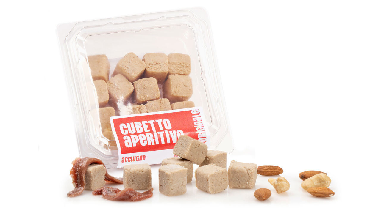 Frutta secca e acciughe Vaschetta di L'Originale patè in cubetti Calfra con frutta secca e acciughe, prodotto artigianale ricco di fibre, proteine e vitamine