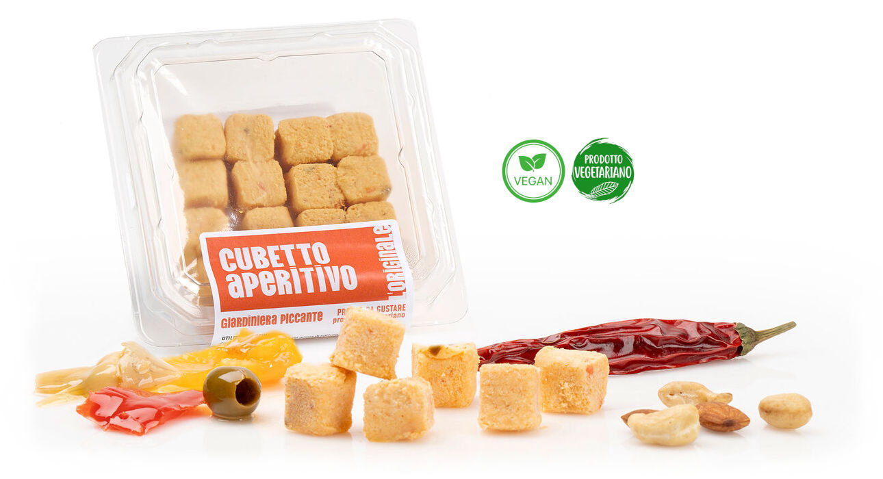 Frutta secca e giardiniera piccante Vaschetta di L'Originale patè in cubetti Calfra con frutta secca e giardiniera piccante, prodotto vegetariano, ricco di fibre, proteine e vitamine