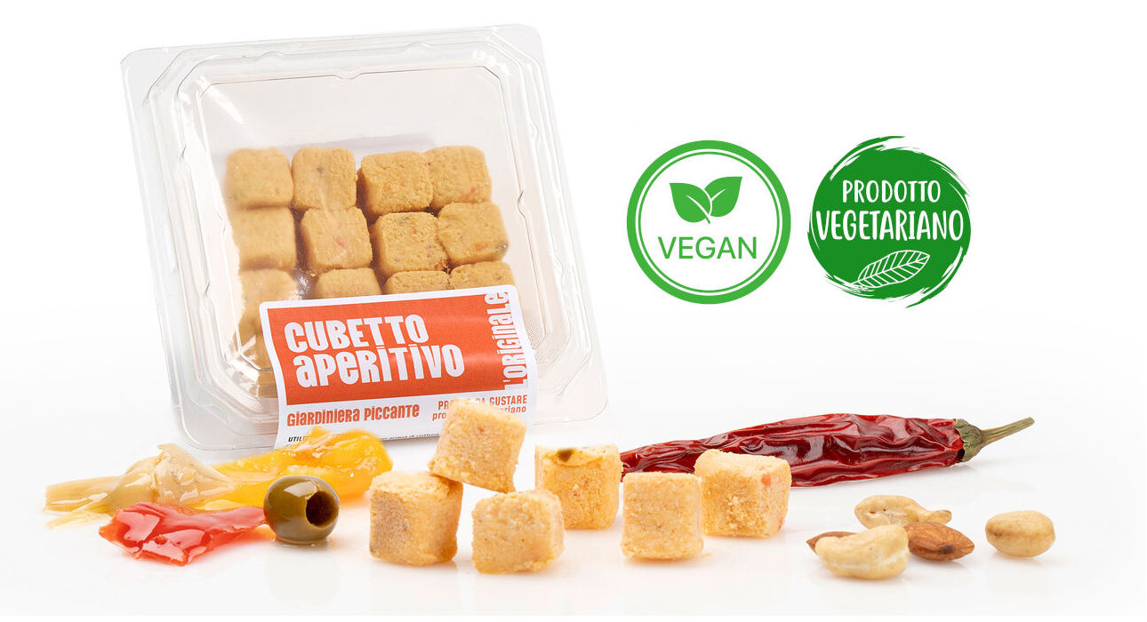 Frutta secca e giardiniera piccante Vaschetta di L'Originale patè in cubetti Calfra con frutta secca e giardiniera piccante, prodotto vegetariano, ricco di fibre, proteine e vitamine
