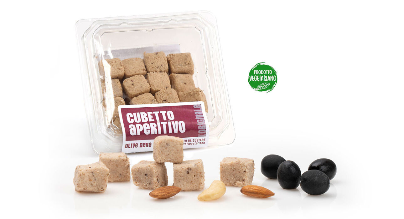Frutta secca e olive nere Vaschetta di L'Originale patè in cubetti Calfra con frutta secca e olive nere, prodotto vegetariano, ricco di fibre, proteine e vitamine