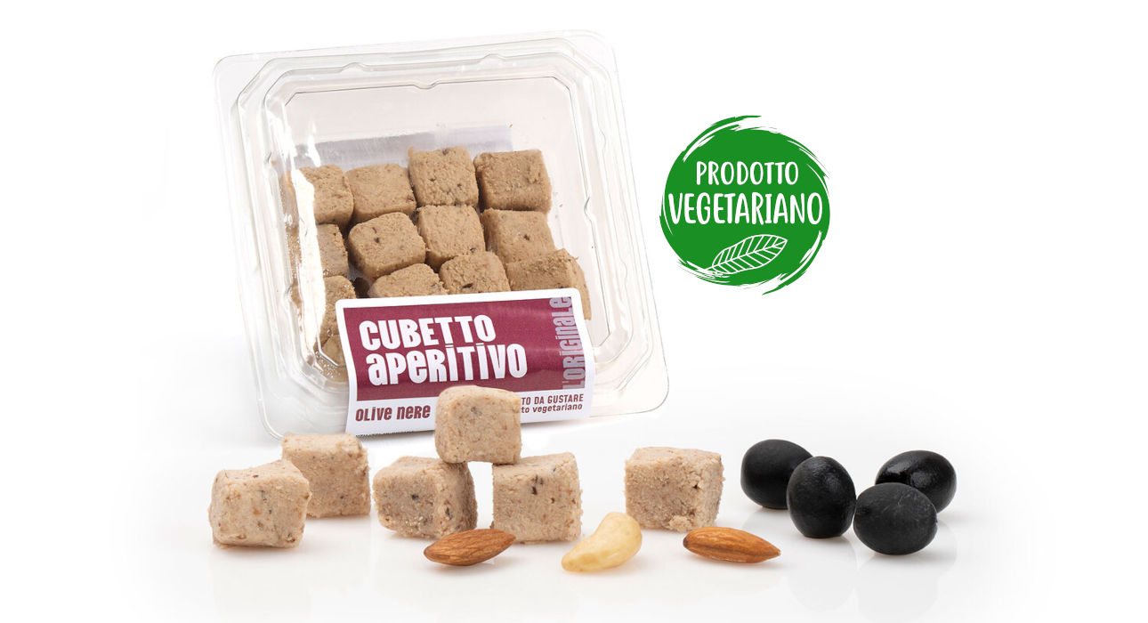 Frutta secca e olive nere Vaschetta di L'Originale patè in cubetti Calfra con frutta secca e olive nere, prodotto vegetariano, ricco di fibre, proteine e vitamine