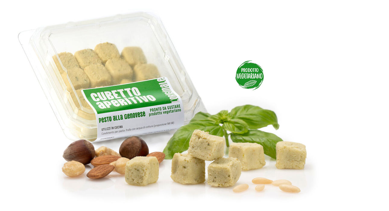 Frutta secca e pesto alla genovese Vaschetta di L'Originale patè in cubetti Calfra con frutta secca e pesto alla genovese, prodotto vegetariano, ricco di fibre, proteine e vitamine