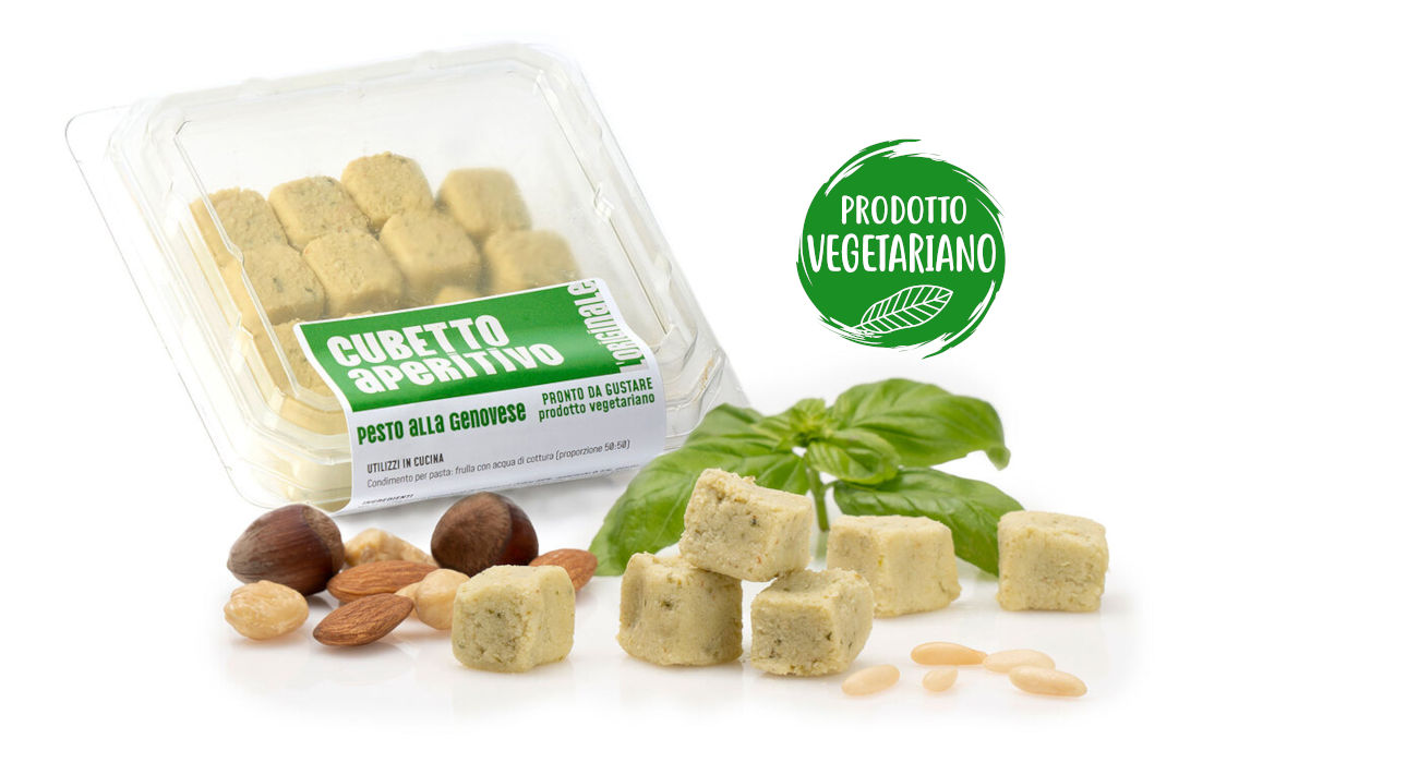 Frutta secca e pesto alla genovese Vaschetta di L'Originale patè in cubetti Calfra con frutta secca e pesto alla genovese, prodotto vegetariano, ricco di fibre, proteine e vitamine