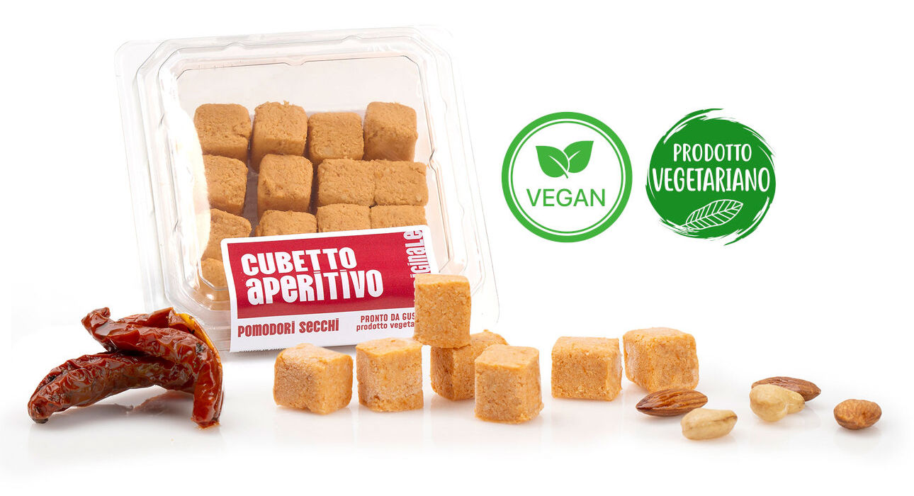 Frutta secca e pomodori secchi Vaschetta di L'Originale patè in cubetti Calfra con frutta secca e pomodori secchi, prodotto vegetariano, ricco di fibre, proteine e vitamine