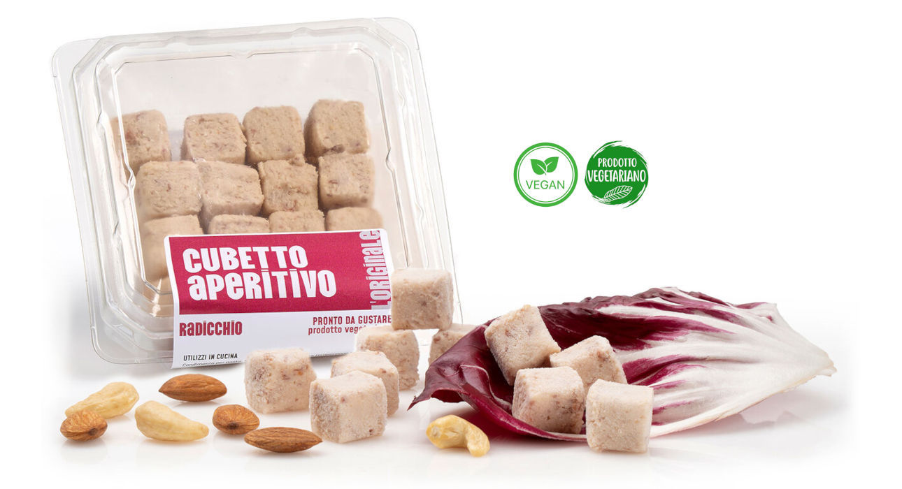 Frutta secca e radicchio Vaschetta di L'Originale patè in cubetti Calfra con frutta secca e radicchio, prodotto vegetariano, ricco di fibre, proteine e vitamine