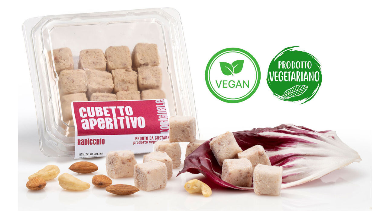 Frutta secca e radicchio Vaschetta di L'Originale patè in cubetti Calfra con frutta secca e radicchio, prodotto vegetariano, ricco di fibre, proteine e vitamine