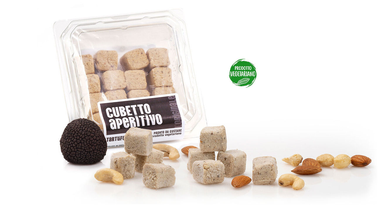 Frutta secca e tartufo Vaschetta di L'Originale patè in cubetti Calfra con frutta secca e tartufo, prodotto vegetariano, ricco di fibre, proteine e vitamine