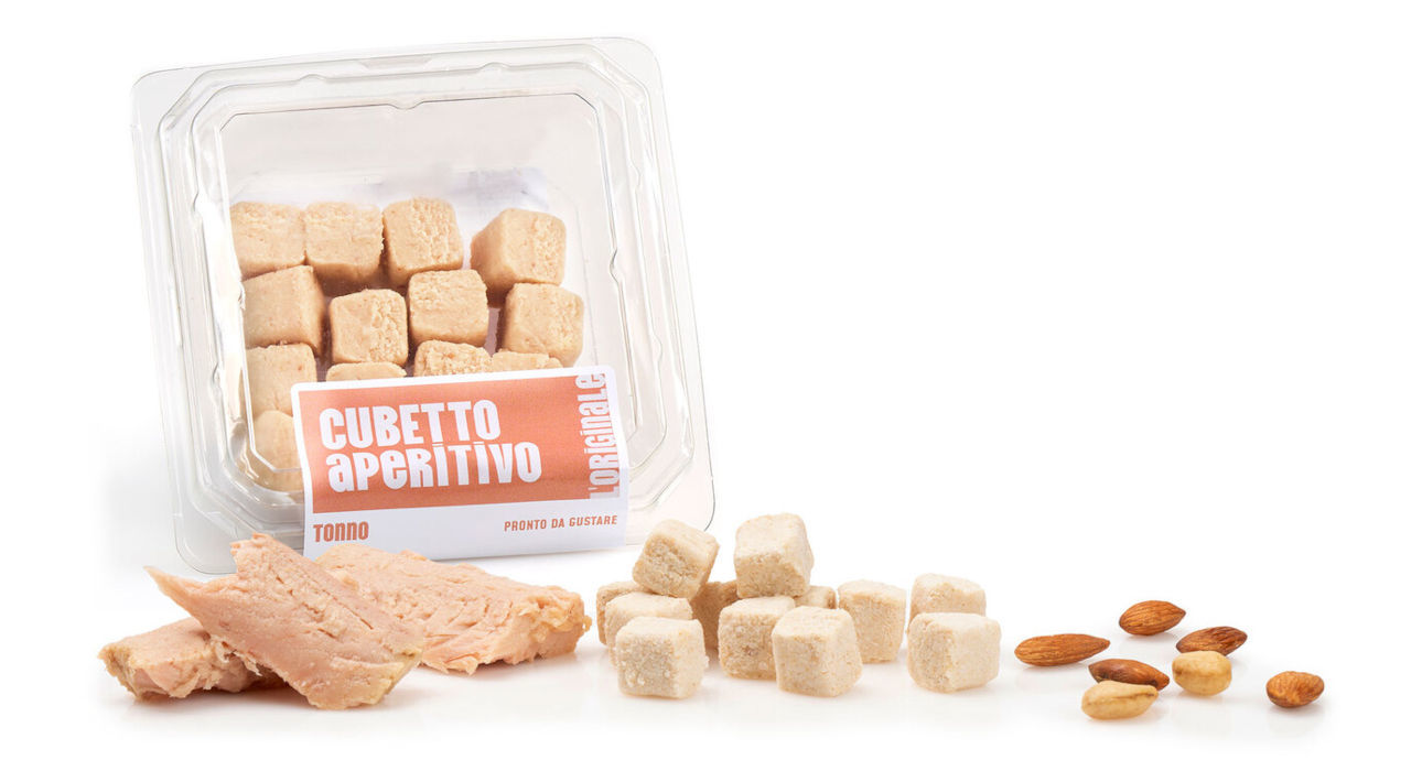 Frutta secca e tonno Vaschetta di L'Originale patè in cubetti Calfra con frutta secca e tonno, prodotto artigianale ricco di fibre, proteine e vitamine