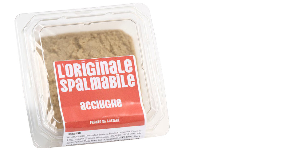 Vaschetta di L'Originale spalmabile Calfra con frutta secca e acciughe, prodotto artigianale ricco di fibre, proteine e vitamine
