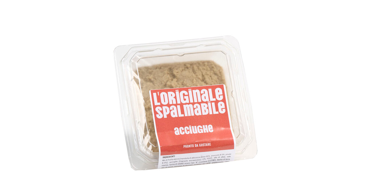 Vaschetta di L'Originale spalmabile Calfra con frutta secca e acciughe, prodotto artigianale ricco di fibre, proteine e vitamine