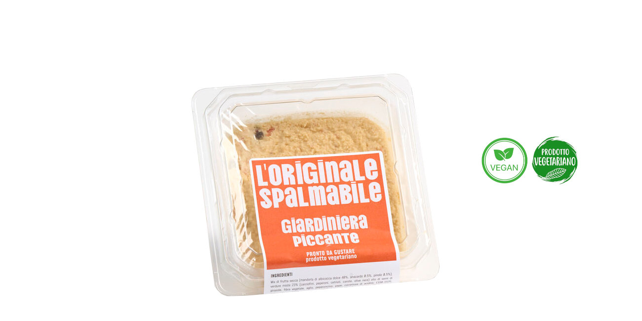 Vaschetta di L'Originale spalmabile Calfra con frutta secca e giardiniera piccante, prodotto vegetariano, ricco di fibre, proteine e vitaminect rich in fiber, protein, and vitamins